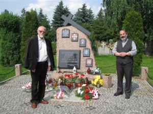 18 - Pisarz Stanisław Srokowski przed pomnikiem Kresowian w Dzierżoniowie -14 lipca 2013 r.