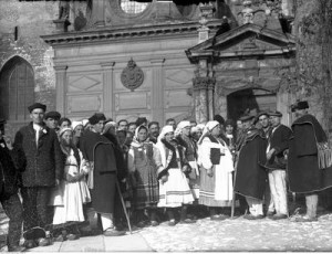 Huculi przed Kaplicą Zygmuntowską na Wawelu, 1934