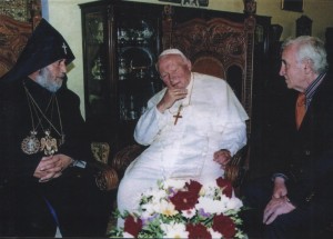 36 - Św. Jan Paweł II z katolikosem Gareginem II i Charlesem Aznavourem w Eczmiadzynie - 27 września 2001 r.