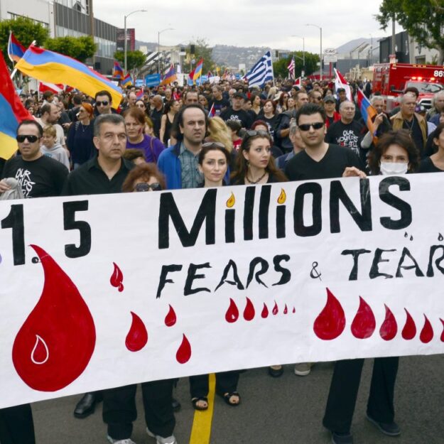 epa04719644 Tens of thousands of demonstrators march to commemorate the 100th anniversary of the Armenian Genocide in Los Angeles, California, USA, 24 April 2015. Thousands of demonstrators flood Los Angeles’ Sunset Boulevard on an all-day march to the city’s Turkish consulate to mark the 100th anniversary of the Armenian genocide. More than 200,000 people of Armenian descent live in Los Angeles County, the largest concentration in the US.  EPA/MICHAEL NELSON Dostawca: PAP/EPA.