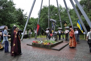 Władyka Jarosław święci pomnik ofiar