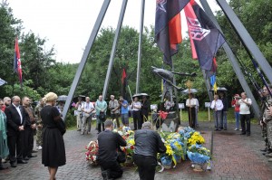 banderowska sceneria wokół pomnika ofiar zbrodni NKWD w Salinie