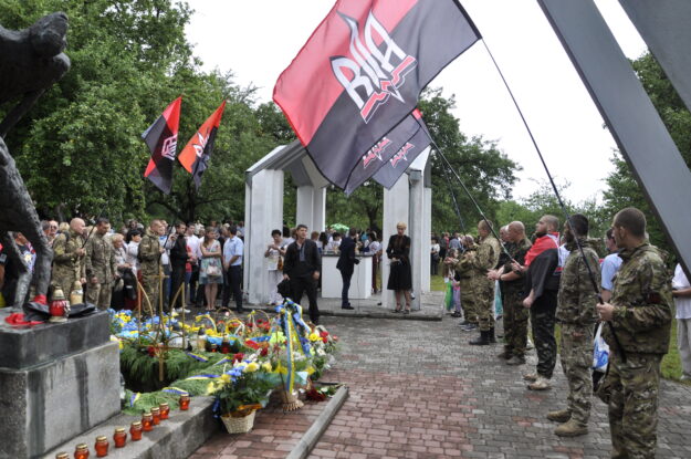 przemawia dowódca Ukraińskiej Ochotniczej Armii