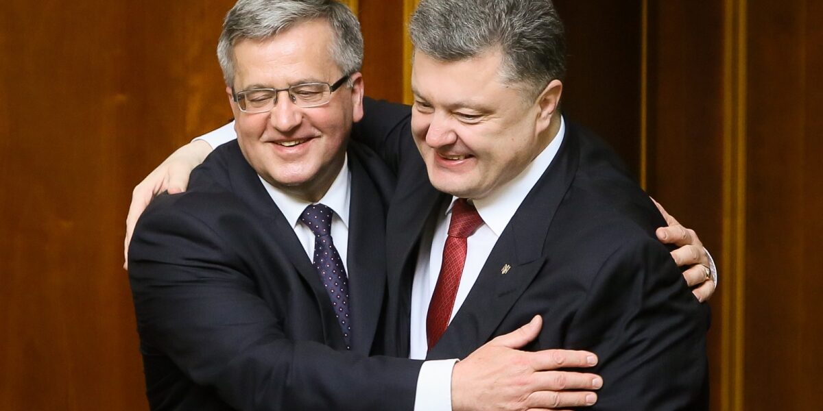 Kijów, Ukraina, 09.04.2015. Prezydent Bronis?aw Komorowski (L) i prezydent Ukrainy Petro Poroszenko (P) po wyst?pieniu w Radzie Najwy?szej Ukrainy w Kijowie, 9 bm. (ukit) PAP/Pawe? Supernak ***Zdj?cie do depeszy PAP pt. Komorowski: Polska podaje r?k? Ukrainie***