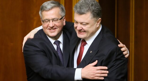 Kijów, Ukraina, 09.04.2015. Prezydent Bronis?aw Komorowski (L) i prezydent Ukrainy Petro Poroszenko (P) po wyst?pieniu w Radzie Najwy?szej Ukrainy w Kijowie, 9 bm. (ukit) PAP/Pawe? Supernak ***Zdj?cie do depeszy PAP pt. Komorowski: Polska podaje r?k? Ukrainie***