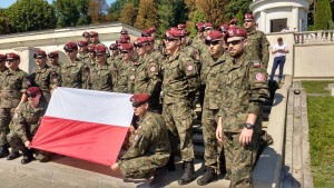 zolnierze-6-brygady-powietrzno-desantowej-na-cmentarzu-lyczakowskim-15-08-2017-fot-facebook-com-maria-pyz