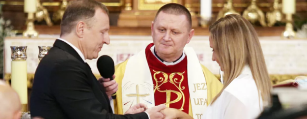 Screenshot_2020-07-22 Ślub Kurskiego to PRECEDENS Nawet ksiądz rozkłada ręce