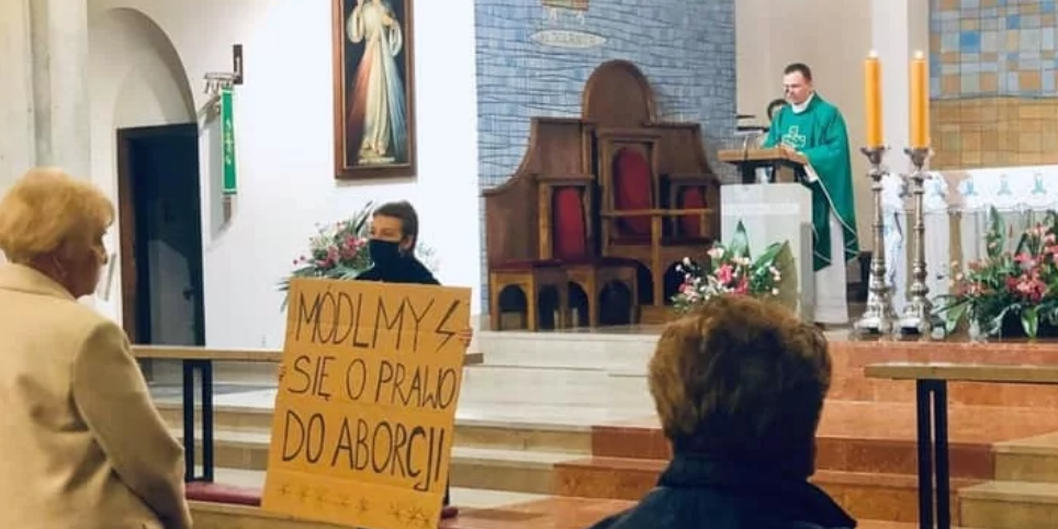 Screenshot_2020-10-25 Kolejny dzień protestów przeciw zakazowi aborcji Kobiety manifestują w kościołach