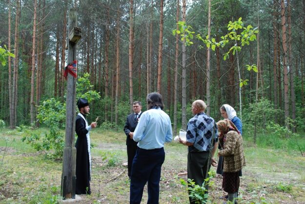8. Krzyż w Omelance poświęcił Ojciec Mikołaj W. Hałuha.