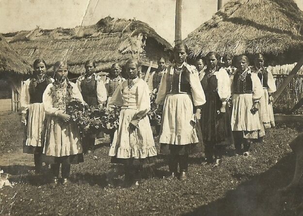 Barysz ok. 1930 -korowód dozynkowy. Z lewej w drugiej parze Zofia Byk. chłopi