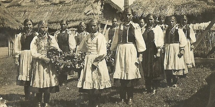 Barysz ok. 1930 -korowód dozynkowy. Z lewej w drugiej parze Zofia Byk. chłopi