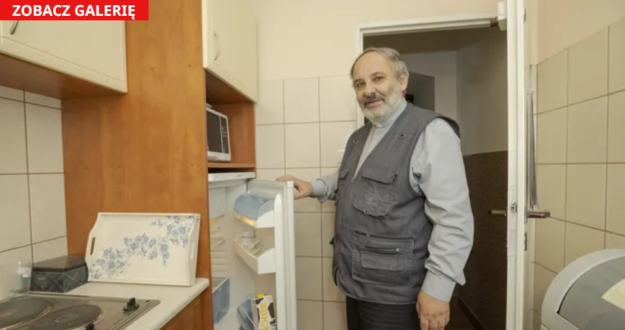 Nie uwierzysz jak mieszka i pracuje ks. Tadeusz Isakowicz-Zaleski!
